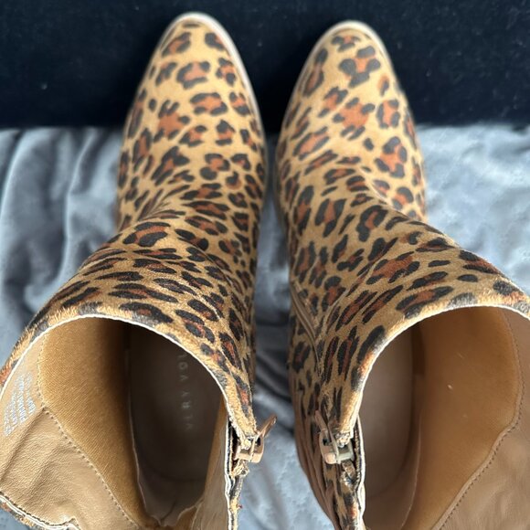 Very Volatile Flocked Leopard Ankle Boots Side Zip 3” Heel Women’s 8.5 - Picture 4 of 7